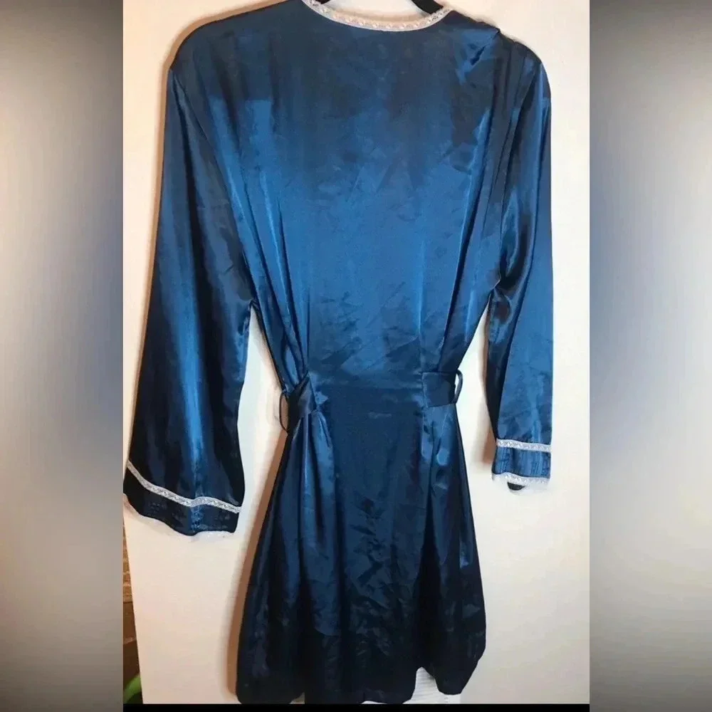 Jones New York Satin Wrap Robe Size Large/ XL Blue
